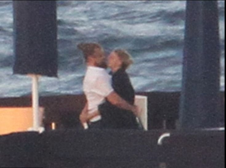 Αγκαλιές και φιλιά του Λεονάρντο Ντι Κάπριο με 25χρονο μοντέλο [εικόνες]  | iefimerida.gr 3