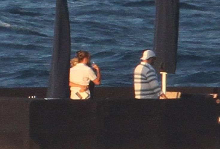 Αγκαλιές και φιλιά του Λεονάρντο Ντι Κάπριο με 25χρονο μοντέλο [εικόνες]  | iefimerida.gr 4