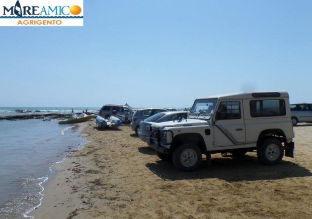 Συμβαίνει σε παραλία της Σικελίας: Οταν το παρκάρισμα φτάνει σε άλλο επίπεδο βανδαλισμού του φυσικού κάλλους [βίντεο &εικόνες] | iefimerida.gr 0