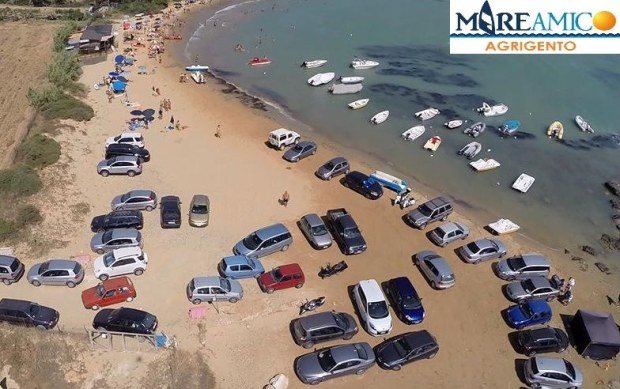 Συμβαίνει σε παραλία της Σικελίας: Οταν το παρκάρισμα φτάνει σε άλλο επίπεδο βανδαλισμού του φυσικού κάλλους [βίντεο &εικόνες] | iefimerida.gr 1
