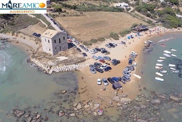 Συμβαίνει σε παραλία της Σικελίας: Οταν το παρκάρισμα φτάνει σε άλλο επίπεδο βανδαλισμού του φυσικού κάλλους [βίντεο &εικόνες] | iefimerida.gr 3