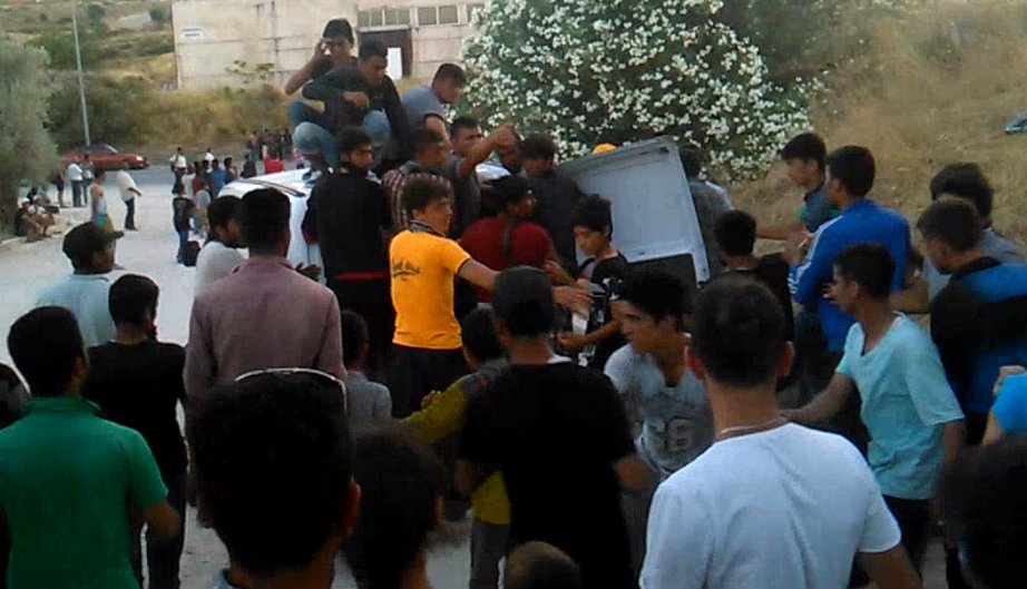 Βίντεο που σοκάρει: «Πόλεμος» μεταξύ μεταναστών στη Λέσβο για ένα πιάτο φαγητό [βίντεο] | iefimerida.gr 0