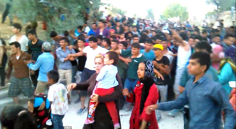 Βίντεο που σοκάρει: «Πόλεμος» μεταξύ μεταναστών στη Λέσβο για ένα πιάτο φαγητό [βίντεο] | iefimerida.gr 1