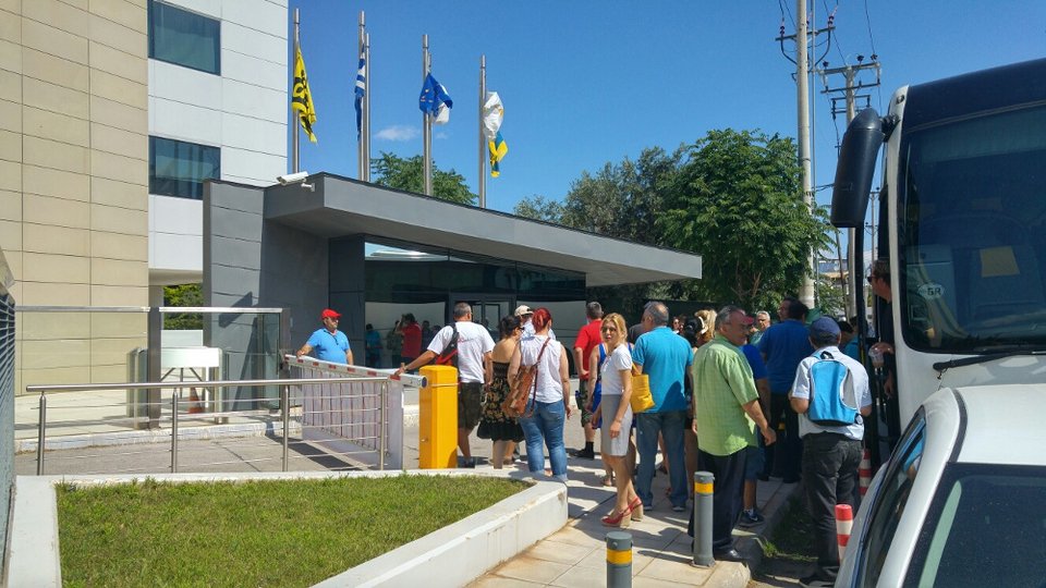Συγκέντρωση των εργαζομένων του Athens Ledra έξω από τις εγκαταστάσεις της J&P Αβαξ | iefimerida.gr 1
