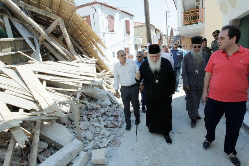 Ο Αρχιεπίσκοπος Ιερώνυμος στις σεισμόπληκτες περιοχές της Λέσβου [εικόνες] | iefimerida.gr 2