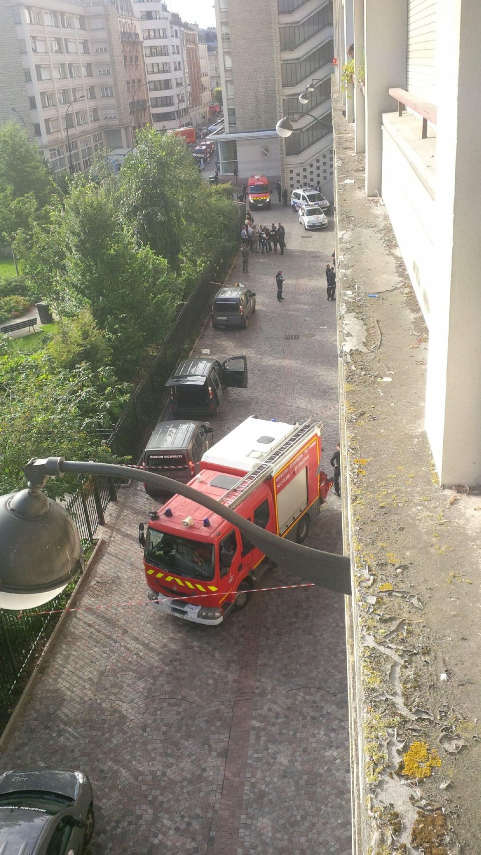 Συναγερμός στο Παρίσι: Αυτοκίνητο έπεσε πάνω σε στρατιώτες-Εξι τραυματίες [εικόνες] | iefimerida.gr 1