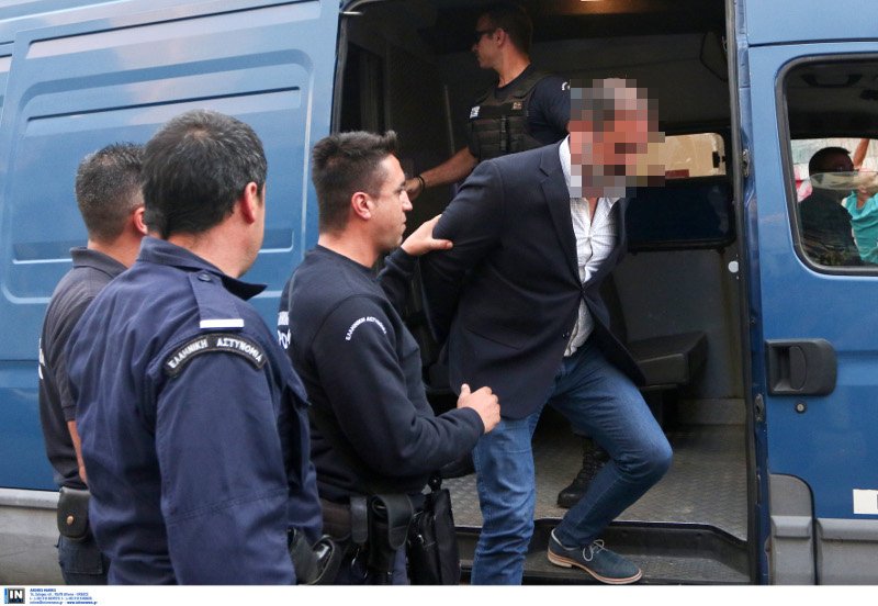 Οι Κρητικοί αποδοκίμασαν τους απαγωγείς του Μιχάλη Λεμπιδάκη -«Ντροπή σας, αλήτες» [εικόνες & βίντεο] | iefimerida.gr 1