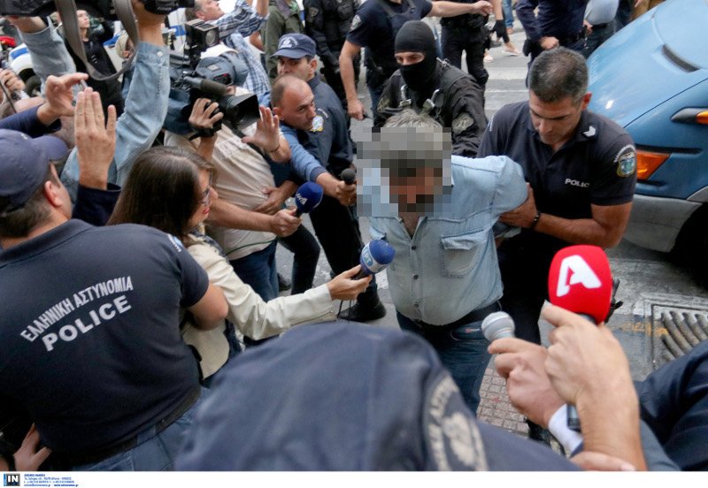 Οι Κρητικοί αποδοκίμασαν τους απαγωγείς του Μιχάλη Λεμπιδάκη -«Ντροπή σας, αλήτες» [εικόνες & βίντεο] | iefimerida.gr 3