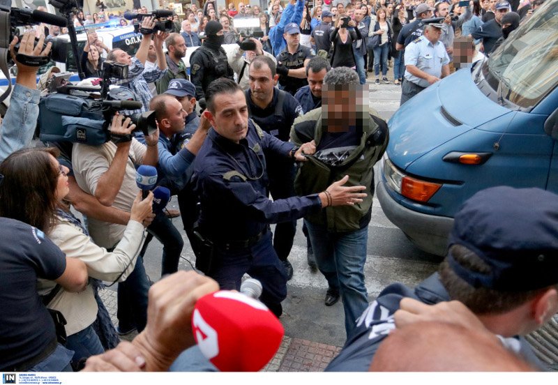 Οι Κρητικοί αποδοκίμασαν τους απαγωγείς του Μιχάλη Λεμπιδάκη -«Ντροπή σας, αλήτες» [εικόνες & βίντεο] | iefimerida.gr 4