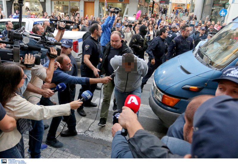 Οι Κρητικοί αποδοκίμασαν τους απαγωγείς του Μιχάλη Λεμπιδάκη -«Ντροπή σας, αλήτες» [εικόνες & βίντεο] | iefimerida.gr 5