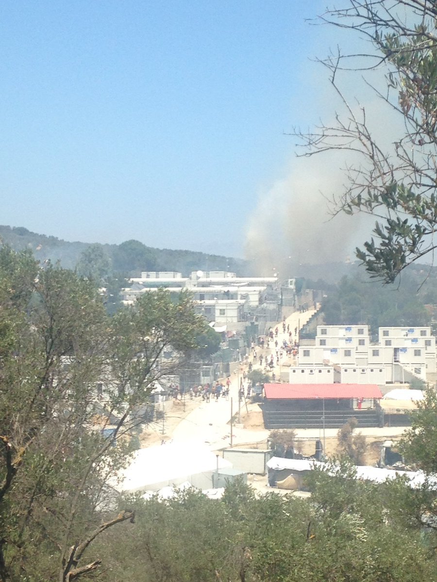 Νέα εξέγερση μεταναστών στη Μόρια -Φωτιές, πετροπόλεμος & δακρυγόνα μέσα και έξω από το hotspot | iefimerida.gr 3
