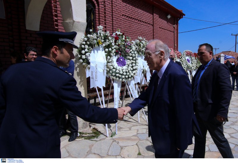 Αθάνατος φώναζαν αποχαιρετώντας τον ήρωα σμηναγό -Το τελευταίο αντίο [εικόνες & βίντεο] | iefimerida.gr 31