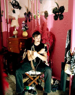 Σάλος στη Βρετανία με τον καλλιτέχνη που φωτογραφίζει τη μητέρα του ενώ κάνει σεξ με τους εραστές της [εικόνες] | iefimerida.gr 9