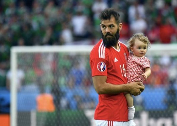 Ακύρωσε τον γάμο του o Τζο Λέντλι... για τον ημιτελικό του EURO 2016 [εικόνες] | iefimerida.gr 3