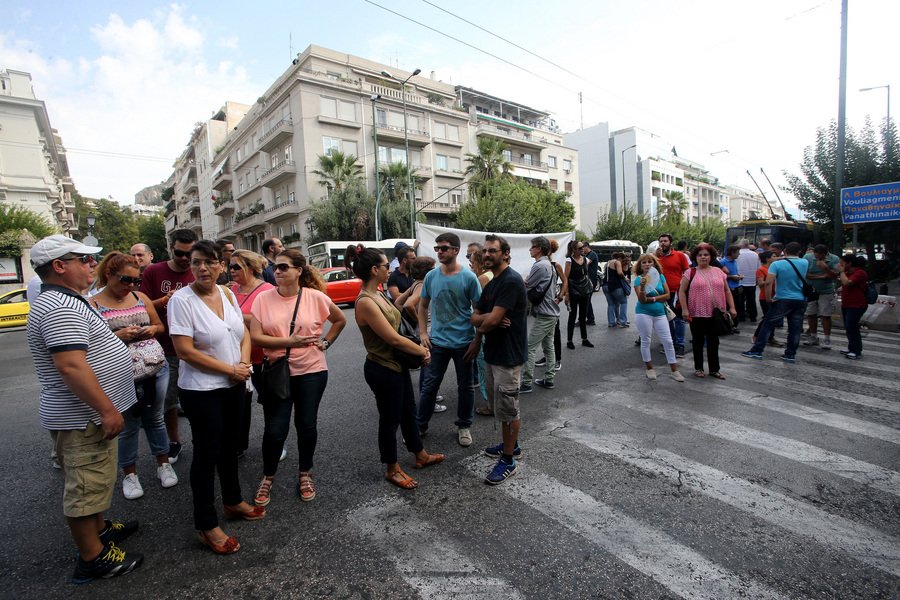 Εξω από το Μέγαρο Μαξίμου οι εργαζόμενοι του Athens Ledra -Ενταση και σπρωξίματα [εικόνες] | iefimerida.gr 0