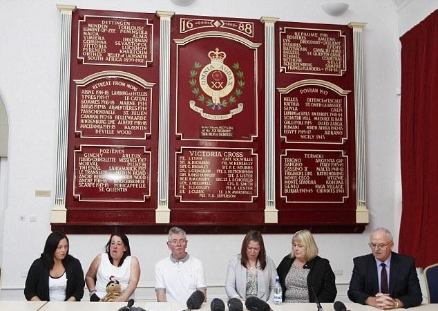 Ο θρήνος της οικογένειας του Αγγλου στρατιώτη [εικόνες] | iefimerida.gr 0