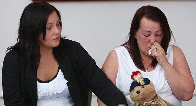 Ο θρήνος της οικογένειας του Αγγλου στρατιώτη [εικόνες] | iefimerida.gr 1