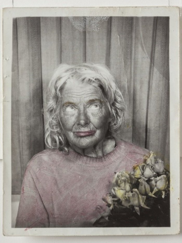 Οι selfies αυτής της άστεγης πωλούνται χιλιάδες δολάρια -Ζούσε στους δρόμους, κουβαλούσε τις γούνες και τα κοσμήματά της [εικόνες]  | iefimerida.gr 2