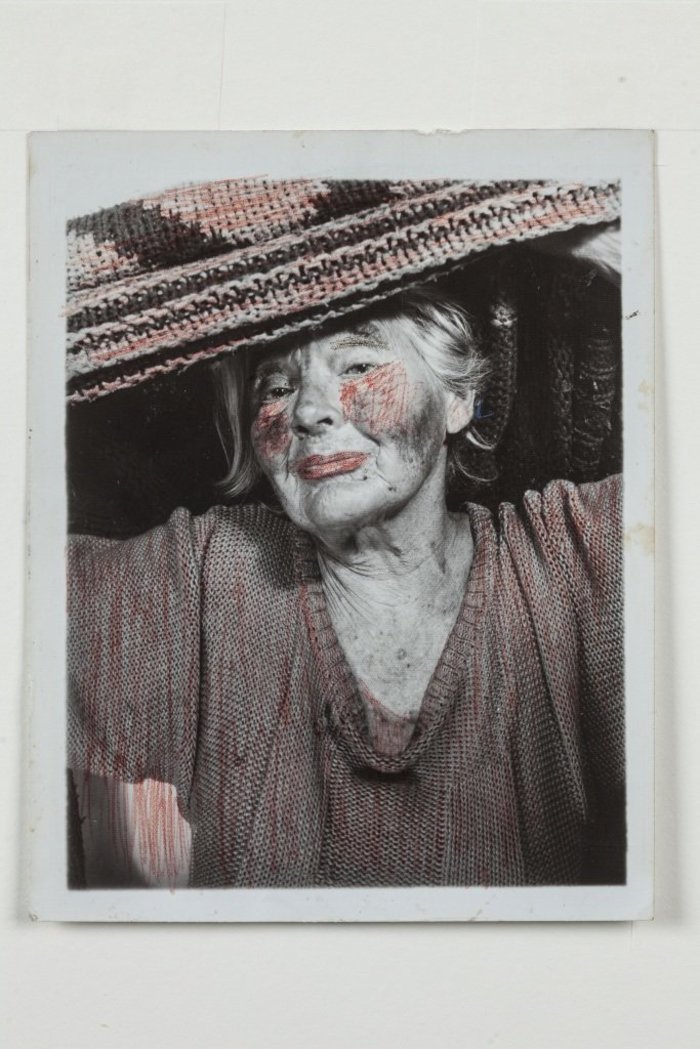 Οι selfies αυτής της άστεγης πωλούνται χιλιάδες δολάρια -Ζούσε στους δρόμους, κουβαλούσε τις γούνες και τα κοσμήματά της [εικόνες]  | iefimerida.gr 5