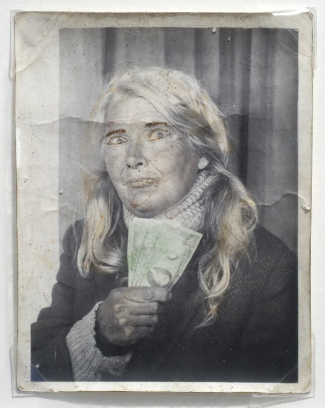 Οι selfies αυτής της άστεγης πωλούνται χιλιάδες δολάρια -Ζούσε στους δρόμους, κουβαλούσε τις γούνες και τα κοσμήματά της [εικόνες]  | iefimerida.gr 1