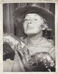 Οι selfies αυτής της άστεγης πωλούνται χιλιάδες δολάρια -Ζούσε στους δρόμους, κουβαλούσε τις γούνες και τα κοσμήματά της [εικόνες]  | iefimerida.gr 0