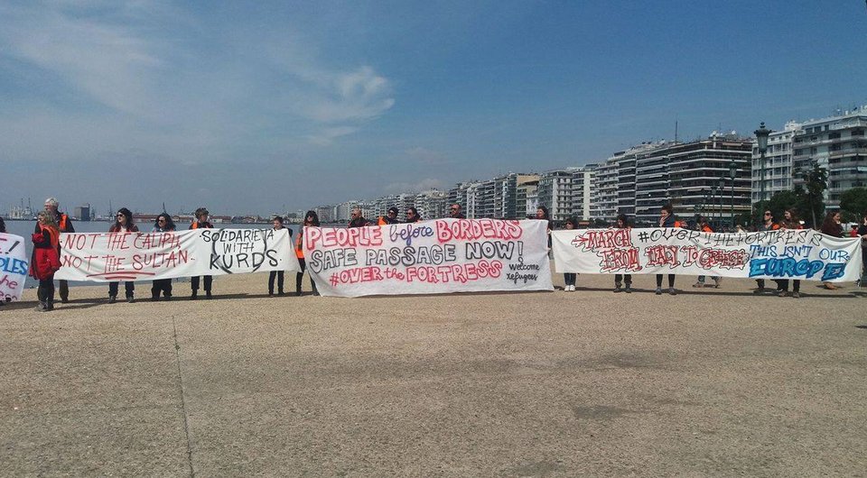 Ιταλοί ακτιβιστές διαμαρτύρονται έξω από το υπουργείο Μακεδονίας-Θράκης κατά της συμφωνίας ΕΕ-Τουρκίας [εικόνες & βίντεο] | iefimerida.gr 8