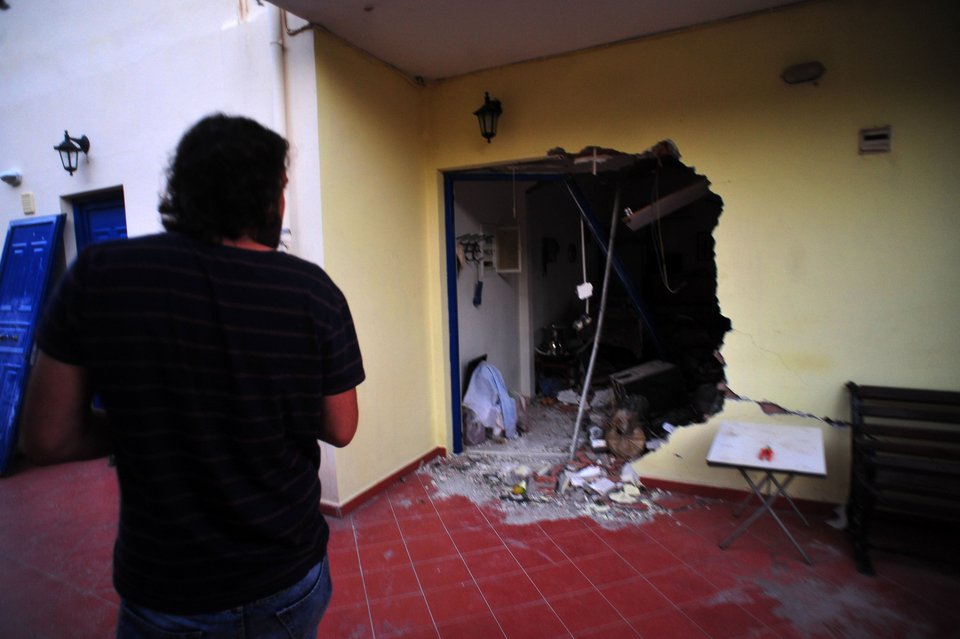 Λευκάδα: Δύσκολη η νύχτα για τους σεισμόπληκτους -Έστησαν σκηνές στις πλατείες των χωριών [εικόνες] | iefimerida.gr 1