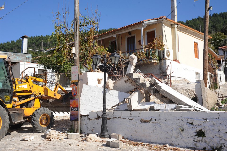 Λευκάδα: Δύσκολη η νύχτα για τους σεισμόπληκτους -Έστησαν σκηνές στις πλατείες των χωριών [εικόνες] | iefimerida.gr 5