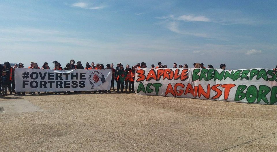 Ιταλοί ακτιβιστές διαμαρτύρονται έξω από το υπουργείο Μακεδονίας-Θράκης κατά της συμφωνίας ΕΕ-Τουρκίας [εικόνες & βίντεο] | iefimerida.gr 7