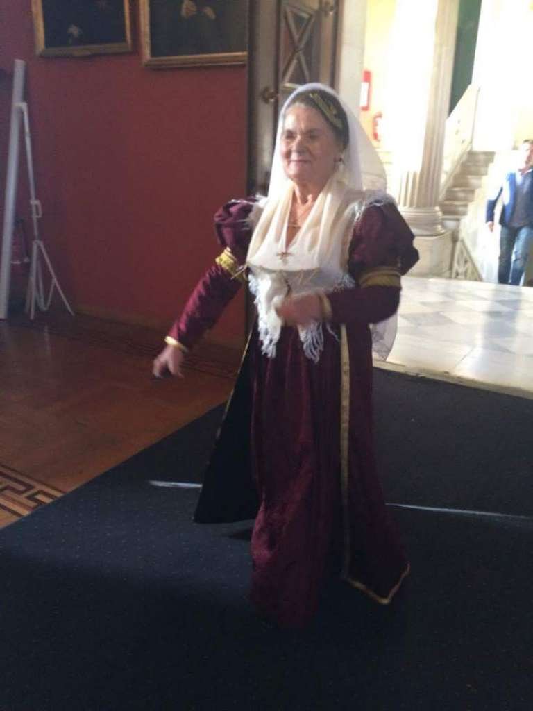 Φοιτήτρια, ετών 62- Μητέρα 5 παιδιών ορκίστηκε με παραδοσιακή σχολή στο Καποδιστριακό [εικόνες] | iefimerida.gr 1