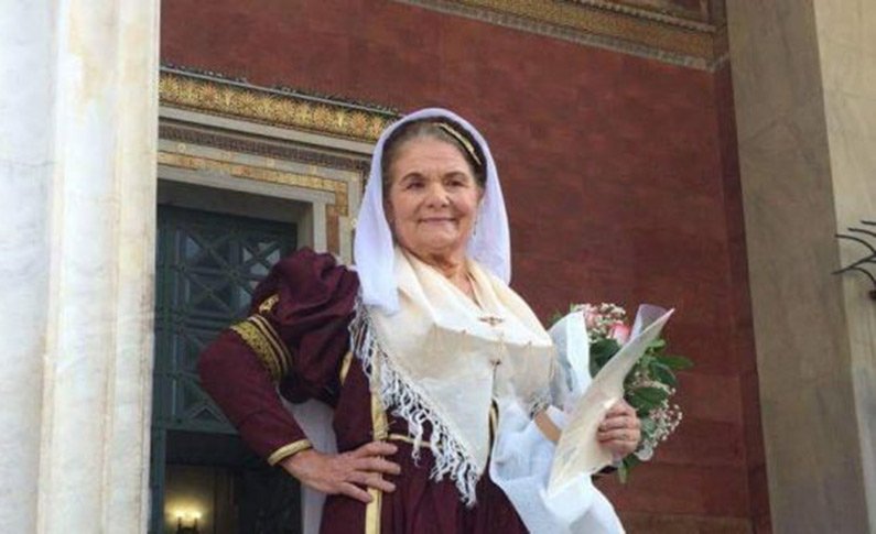 Φοιτήτρια, ετών 62- Μητέρα 5 παιδιών ορκίστηκε με παραδοσιακή σχολή στο Καποδιστριακό [εικόνες] | iefimerida.gr 2