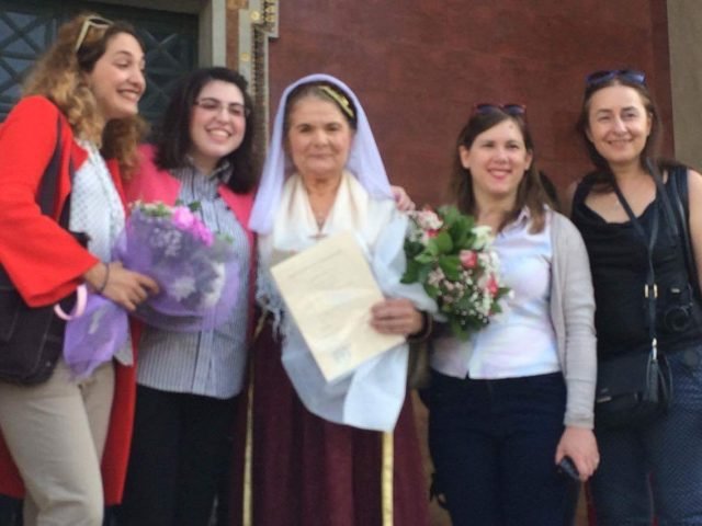 Φοιτήτρια, ετών 62- Μητέρα 5 παιδιών ορκίστηκε με παραδοσιακή σχολή στο Καποδιστριακό [εικόνες] | iefimerida.gr 0