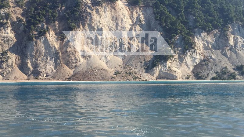 Κατολισθήσεις από το σεισμό στους Εγκρεμνούς: Καλύφθηκαν από τόνους χώματος [αποκλειστικές εικόνες] | iefimerida.gr 0