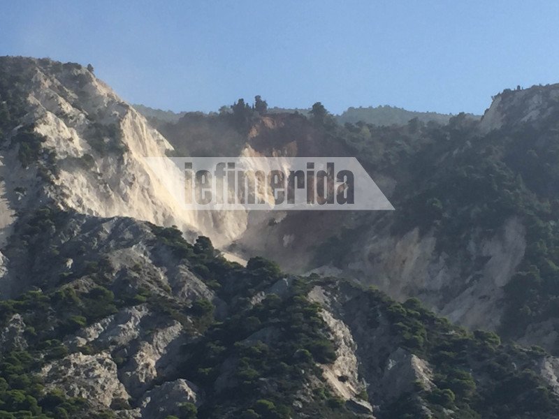 Κατολισθήσεις από το σεισμό στους Εγκρεμνούς: Καλύφθηκαν από τόνους χώματος [αποκλειστικές εικόνες] | iefimerida.gr 2