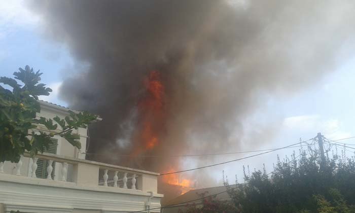 Υπό έλεγχο η μεγάλη φωτιά στο κέντρο της Λευκάδας -6 σπίτια παραδόθηκαν στις φλόγες [εικόνες&βίντεο] | iefimerida.gr 2