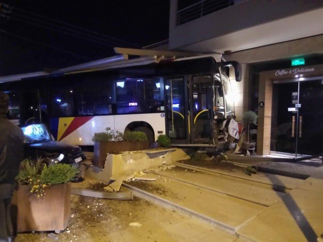 Η στιγμή που λεωφορείο του ΟΑΣΘ και ΙΧ «εισβάλλουν» σε καφετέρια [βίντεο] | iefimerida.gr 1