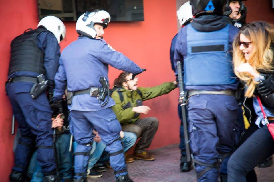 Ο ΣΥΡΙΖΑ καταγγέλλει ότι αστυνομικοί επιτέθηκαν στους φοιτητές και απείλησαν φωτογράφο: «Θα σε γ@...με» [εικόνες] | iefimerida.gr 0