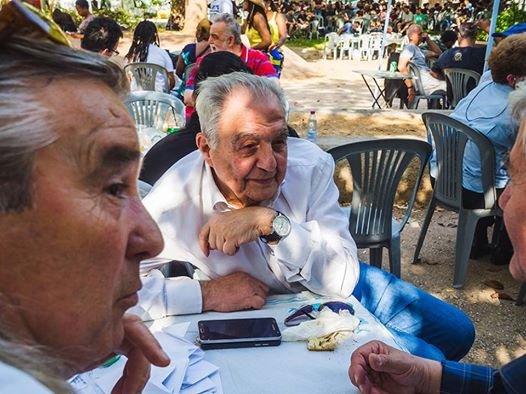 Ο ΣΥΡΙΖΑ γιόρτασε την Πρωτομαγιά, με σουβλάκια, στην Κουμουνδούρου -Μικρή προσέλευση [εικόνες] | iefimerida.gr 0