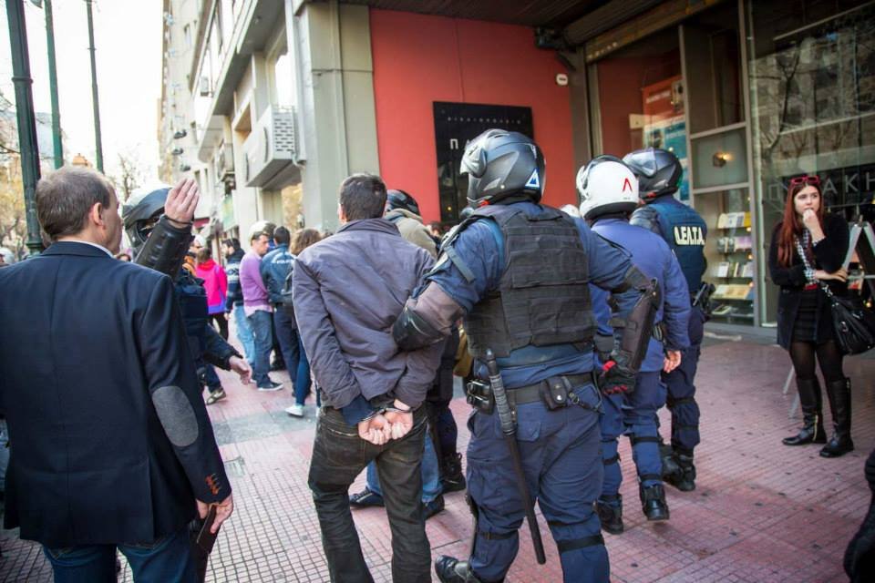 Ο ΣΥΡΙΖΑ καταγγέλλει ότι αστυνομικοί επιτέθηκαν στους φοιτητές και απείλησαν φωτογράφο: «Θα σε γ@...με» [εικόνες] | iefimerida.gr 2