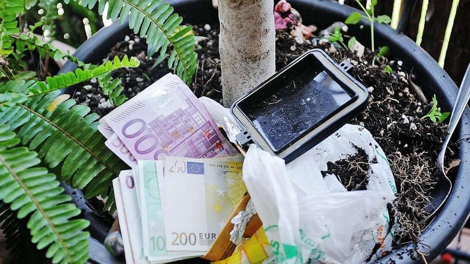 Η Bild ανακαλύπτει τις κρυψώνες των Ελλήνων: Εδώ έχουν κρύψει τις οικονομίες τους [εικόνες] | iefimerida.gr 2