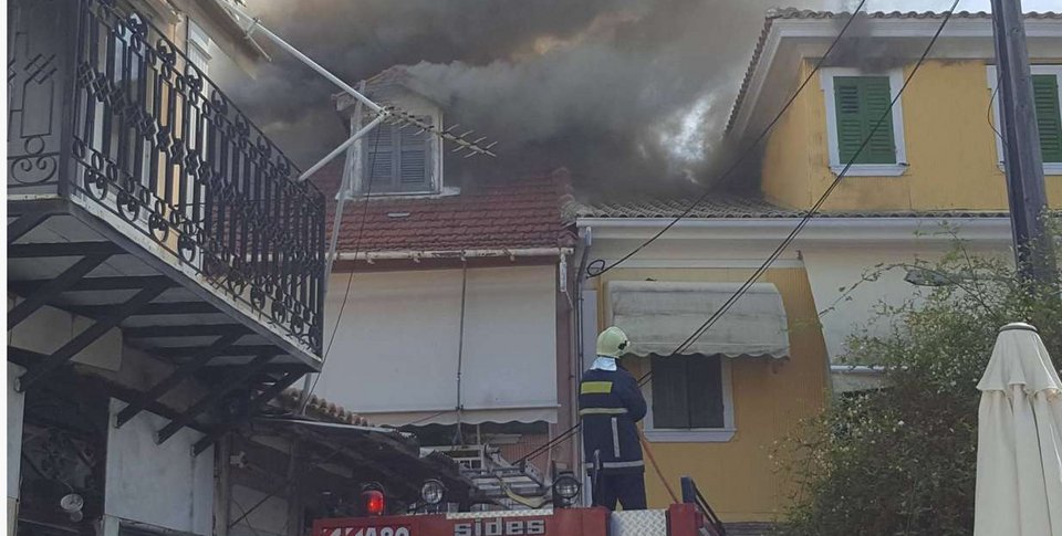 Υπό έλεγχο η μεγάλη φωτιά στο κέντρο της Λευκάδας -6 σπίτια παραδόθηκαν στις φλόγες [εικόνες&βίντεο] | iefimerida.gr 1