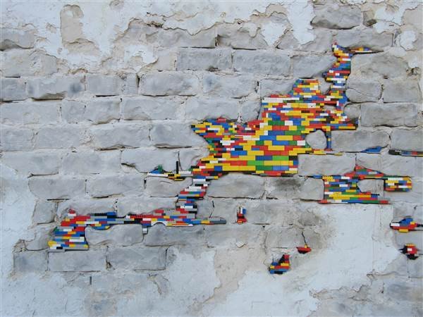Επιδιορθώνει γκρεμισμένους τοίχους με Lego: Τον φωνάζουν από όλο τον κόσμο[εικόνες] | iefimerida.gr 0