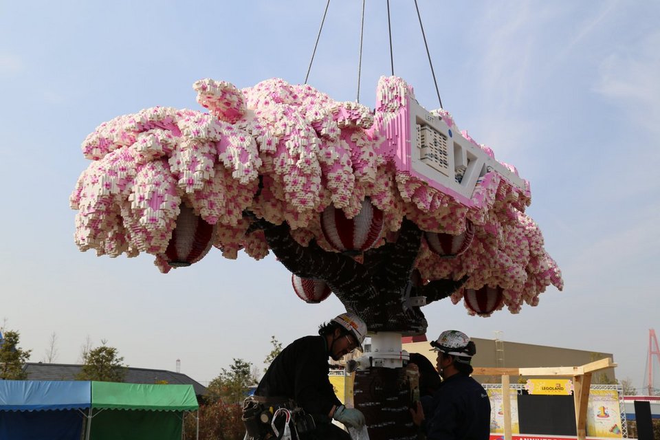 Δείτε καρέ καρέ πώς έφτιαξαν μία ολάνθιστη κερασιά 4 μέτρων από LEGO [εικόνες & βίντεο] | iefimerida.gr 0