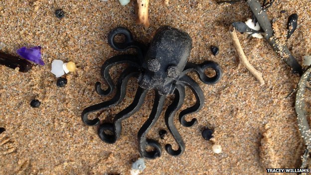 Η παραλία που αντί για κοχύλια, είναι γεμάτη Lego -Γιατί το κύμα ξεβράζει συνέχεια πλαστικά παιχνίδια [εικόνες] | iefimerida.gr 2