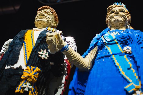 Καλλιτέχνης «σμίλεψε» με 100.000 τουβλάκια Lego τον βασιλιά και τη βασίλισσα της Ολλανδίας [βίντεο & εικόνες] | iefimerida.gr 2