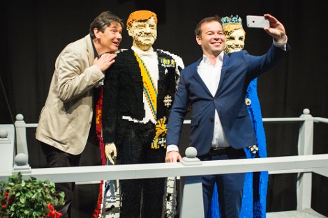 Καλλιτέχνης «σμίλεψε» με 100.000 τουβλάκια Lego τον βασιλιά και τη βασίλισσα της Ολλανδίας [βίντεο & εικόνες] | iefimerida.gr 0