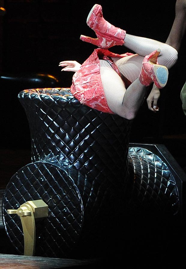 Η Γκάγκα χυλοπιτιάζει την Μαντόνα-Και μετά πέφτει μέσα στην κρεατομηχανή [εικόνες]  | iefimerida.gr 0