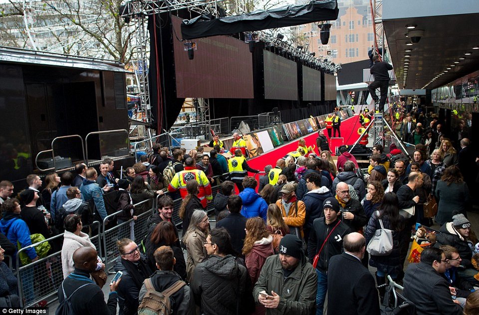 Ουρές για το νέο «Star Wars» -Ενθουσιασμένοι οι φαν περίμεναν με κουβέρτες την προβολή της ταινίας [εικόνες] | iefimerida.gr 0