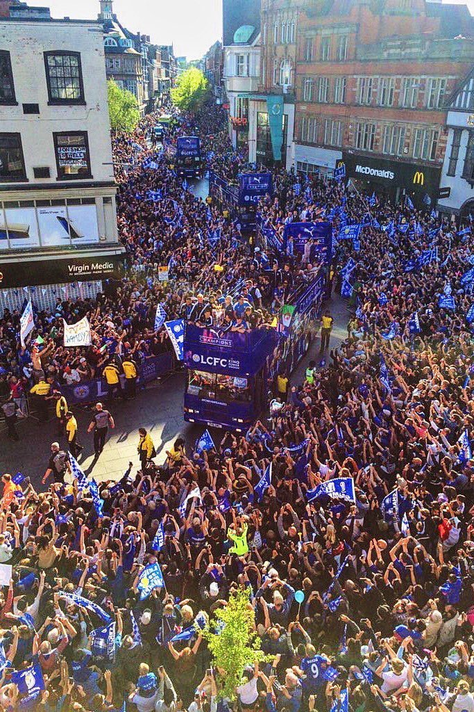 Περισσότεροι από 100.000 φίλαθλοι αποθέωσαν τη Λέστερ - Πλημμύρισαν οι δρόμοι της πόλης [βίντεο] | iefimerida.gr 0