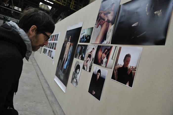 Σάλος στη Βρετανία με τον καλλιτέχνη που φωτογραφίζει τη μητέρα του ενώ κάνει σεξ με τους εραστές της [εικόνες] | iefimerida.gr 10